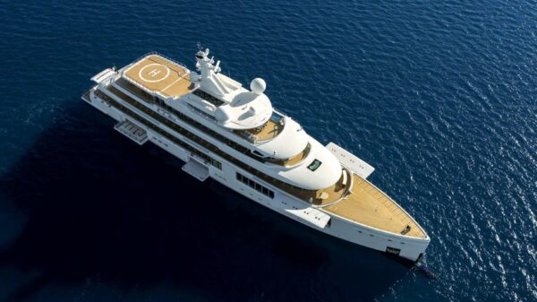 La luce del mare inonda “Luminosity”, il nuovo giga yacht ibrido di Benetti che sembra un palazzo di vetro