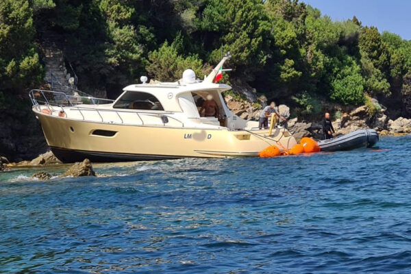 Yacht crashes against the rocks in Golfo di Marinella. Fear, but no injuries along the Emerald Coast