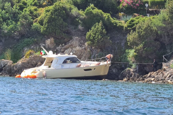 Yacht crashes against the rocks in Golfo di Marinella. Fear, but no injuries along the Emerald Coast