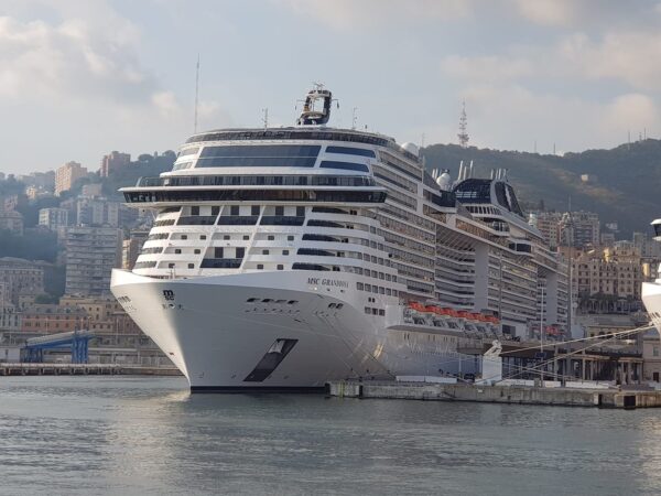 Il Dpcm salva le crociere ma le compagnie rivedono gli itinerari. MSC raddoppia i tamponi e annulla il giro del mondo 2021