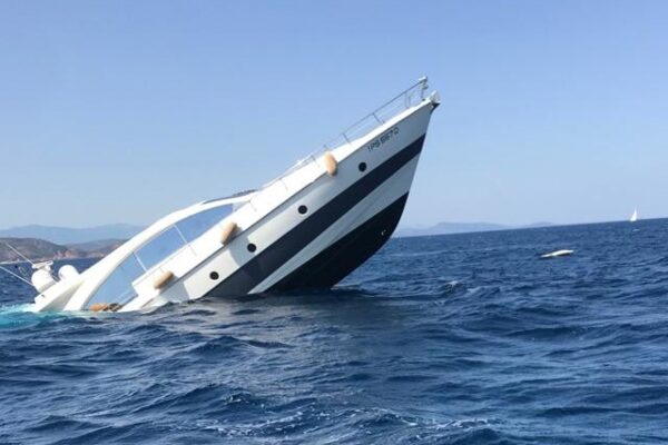 An Italian yacht scrapes against the rocks and sinks in Corsica. The crew is safe, but recovery is difficult