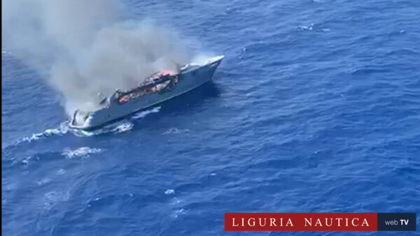 Inferno al largo della Sardegna. Incendio distrugge il megayacht Lady MM: in salvo i 17 naufraghi