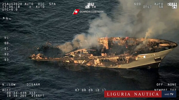 The megayacht Lady MM has sunk: this is the moment when it plunges into the sea, devoured by the flames