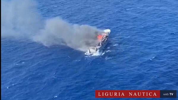 Inferno in Porto Cervo. A fire destroys the megayacht Lady MM: 17 castaways saved