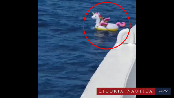 Bambina alla deriva su un gonfiabile salvata da un traghetto in Grecia