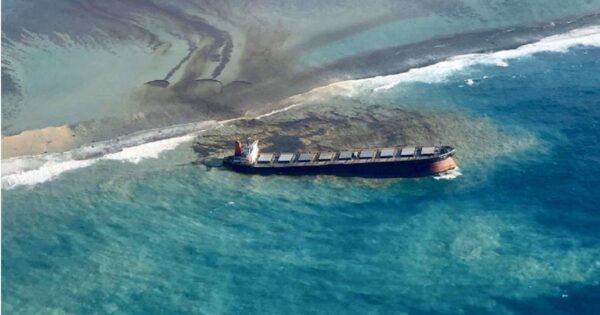 Disastro ambientale alle Isole Mauritius: è corsa contro il tempo per fermare la marea nera