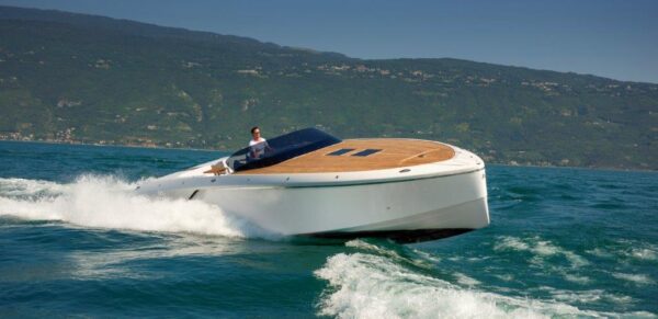 Frauscher 1212 Ghost, il nuovo daycruiser con prestazioni al top e abitabilità sorprendente. La prova di LN