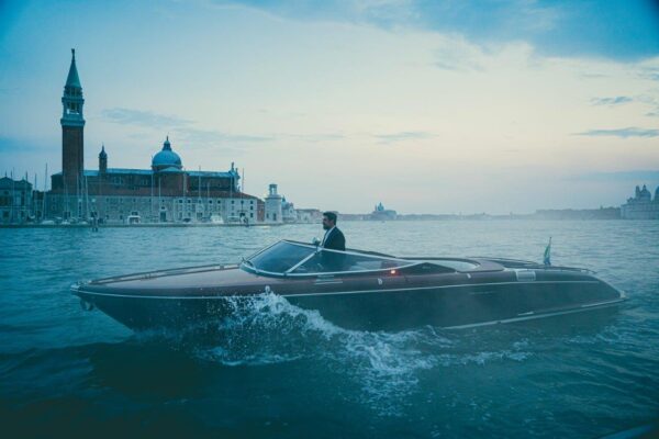 Le prime immagini di “Riva in the movie”, con Pierfrancesco Favino a bordo di un Aquariva