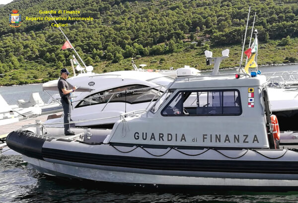 La Guardia di Finanza scopre in Sardegna 11 yacht di lusso sconosciuti al fisco: multe per 1,5 milioni di euro