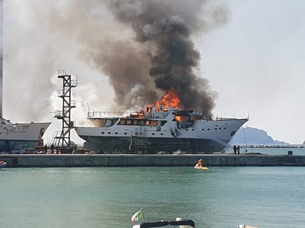 Incendio distrugge lo yacht Hidalgo