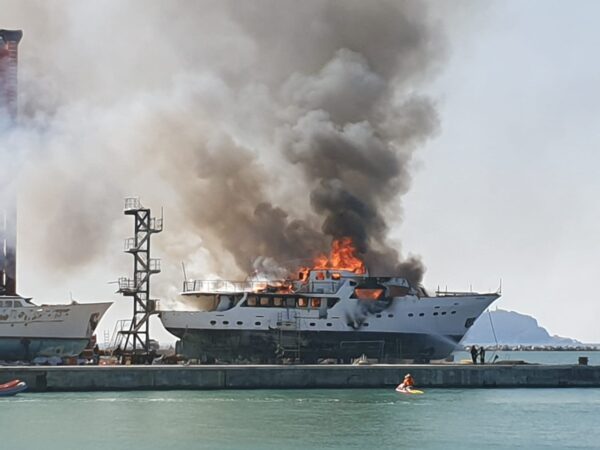 Lo yacht Hidalgo distrutto dalle fiamme nel cantiere al Muggiano