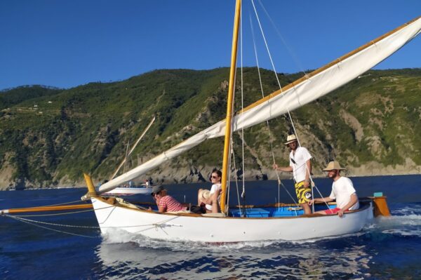 “La piccola carovana Gozzovigliante” che insegna ai giovani ad andar per mare riscoprendo le barche dei nonni