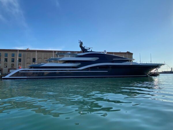Dar is in Genoa: the 90 metre megayacht by Oceanco is docked at the Magazzini del Cotone