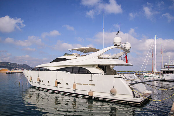 Fire at Marina di Loano: the 30 metre M/Yacht “Lady Vanilla” in flames