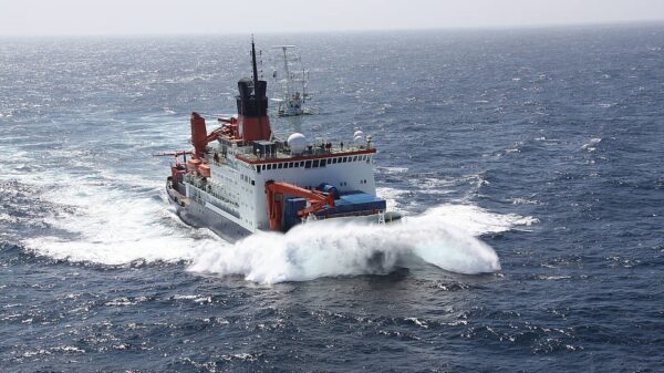 La rompighiaccio Polarstern torna dal suo avventuroso viaggio nel Mar Artico. E non porta buone notizie