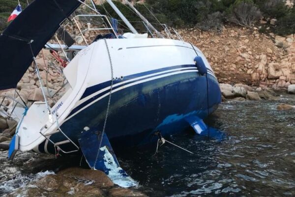 Barca a vela si incaglia a Caprera. Tratti in salvo 5 cittadini francesi