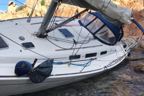 Le immagini della barca a vela incagliata a Caprera