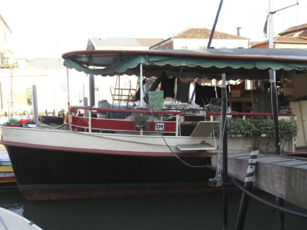 Il “battello dei sogni” di Venezia: la casa sull’acqua della famiglia danese che sconfisse la burocrazia italiana