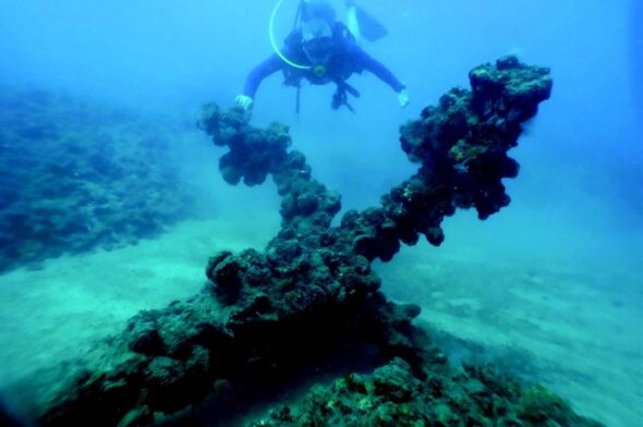 nave dei crociati - ancora a grappino trovata sul fondo del porto di Acri - foto Ehud Galili