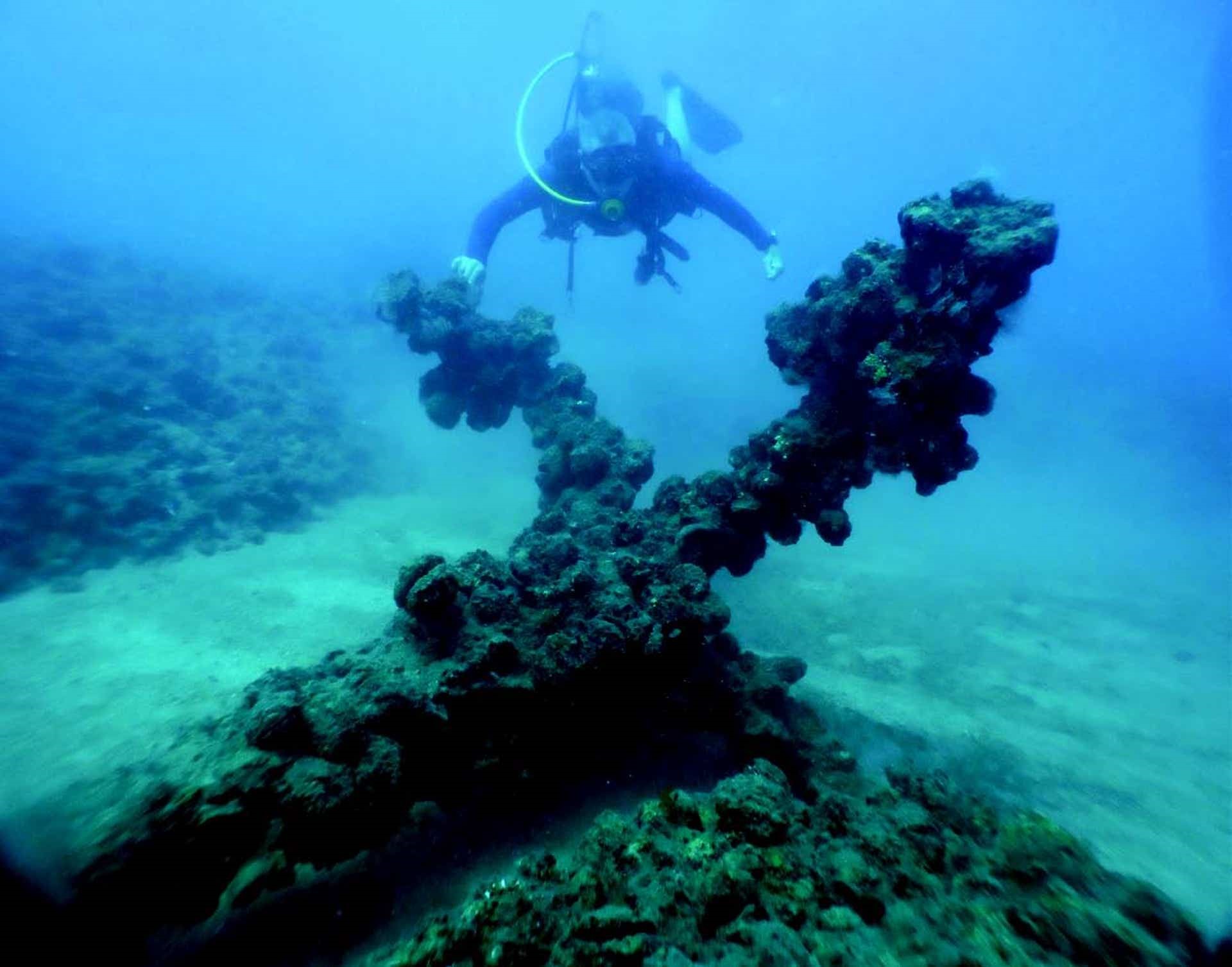 nave dei crociati - ancora a grappino trovata sul fondo del porto di Acri - foto Ehud Galili