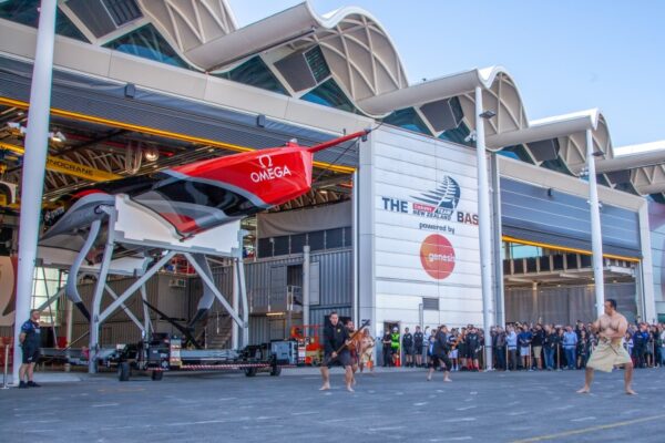 Il varo dell’AC75 di Emirates Team New Zealand “Te Rehutai”