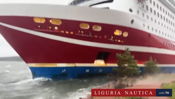 Tempesta in Finlandia: il traghetto Viking Grace si incaglia alle Isole Aland