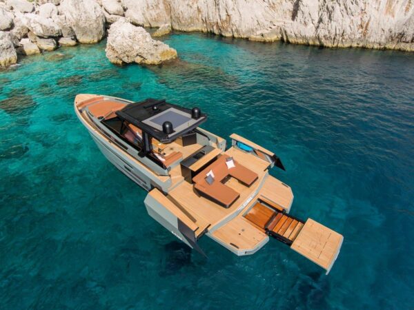 E’ qui la festa! Varata la terza unità custom di Evo R6 in versione party boat