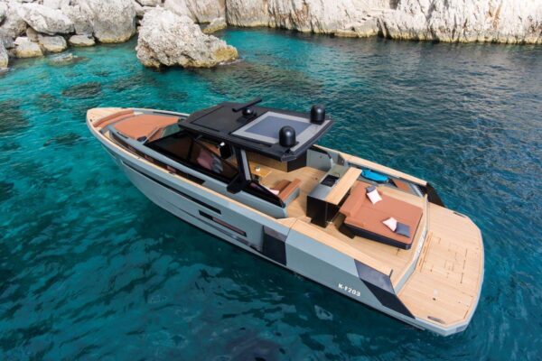 Varata la terza unità custom di Evo R6, in versione party boat