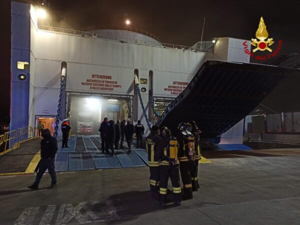 Incendio nella stiva del traghetto Athara di Tirrenia: la nave torna in porto a Genova