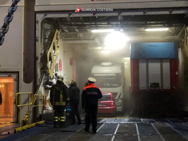 Incendio nella stiva del traghetto Athara di Tirrenia: la nave torna in porto a Genova
