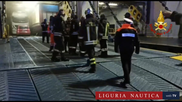 Incendio nella stiva del traghetto Athara di Tirrenia: la nave torna in porto a Genova
