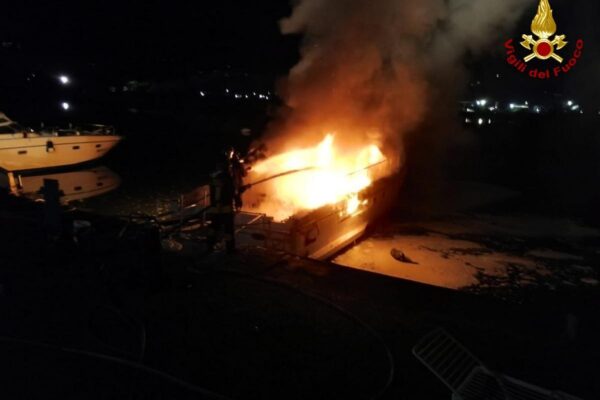 Fiamme in banchina: un incendio distrugge un’imbarcazione a Bocca di Magra