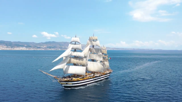 La nave scuola Amerigo Vespucci