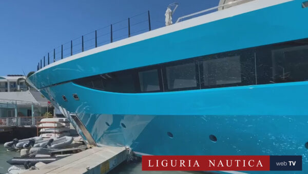 Il mega yacht GO si schianta contro la banchina