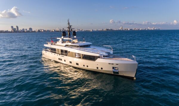 Diario del comandante. Un ospite inatteso alla vigilia di Natale sul M/Y Tremenda