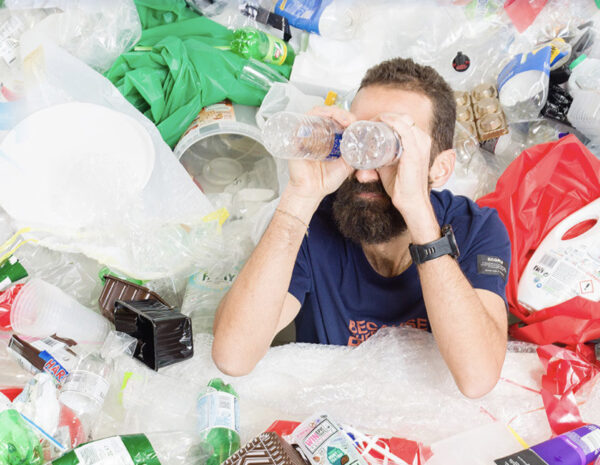 “Dieci fiumi e un oceano” per denunciare l’invasione della plastica