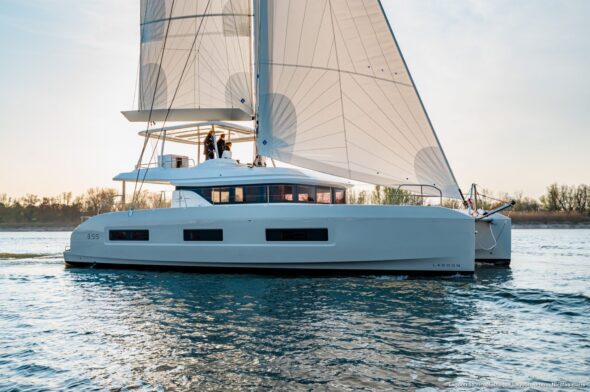 The first Lagoon 55 catamaran has been launched: it will be presented in Sardinia in July
