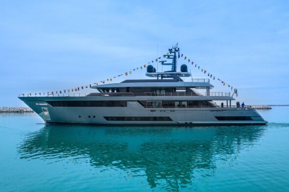 Riva launches the M/Y “Fifty” and keeps the world dreaming