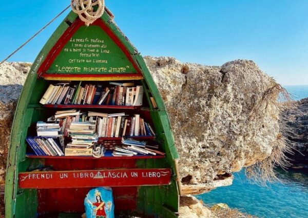 Quando la barca diventa una libreria. Da nord a sud dello Stivale alla scoperta di 3 luoghi insoliti dove leggere guardando il mare