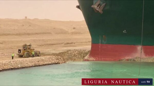 Nave portacontainer si intraversa e blocca il Canale di Suez
