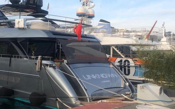 Zlatan Ibrahimovic approda a Sanremo col suo yacht