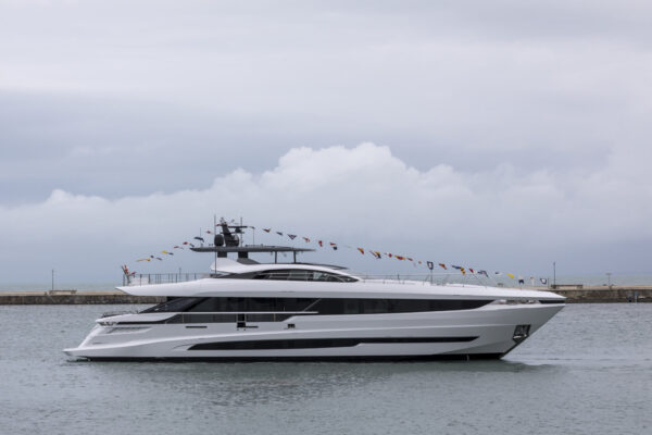 Overmarine Group, Mangusta GranSport 33