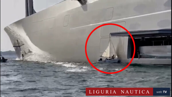 Una barchetta a vela sperona il megayacht A