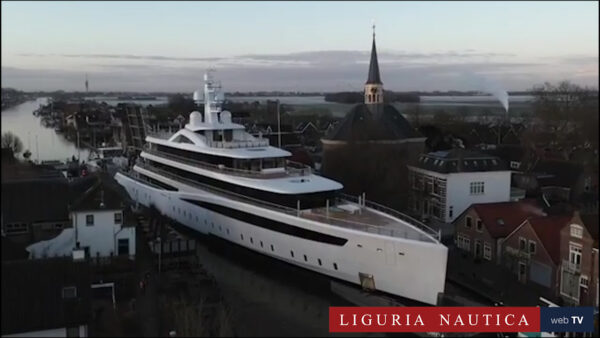 megayacht da 94 metri attraversa i canali olandesi