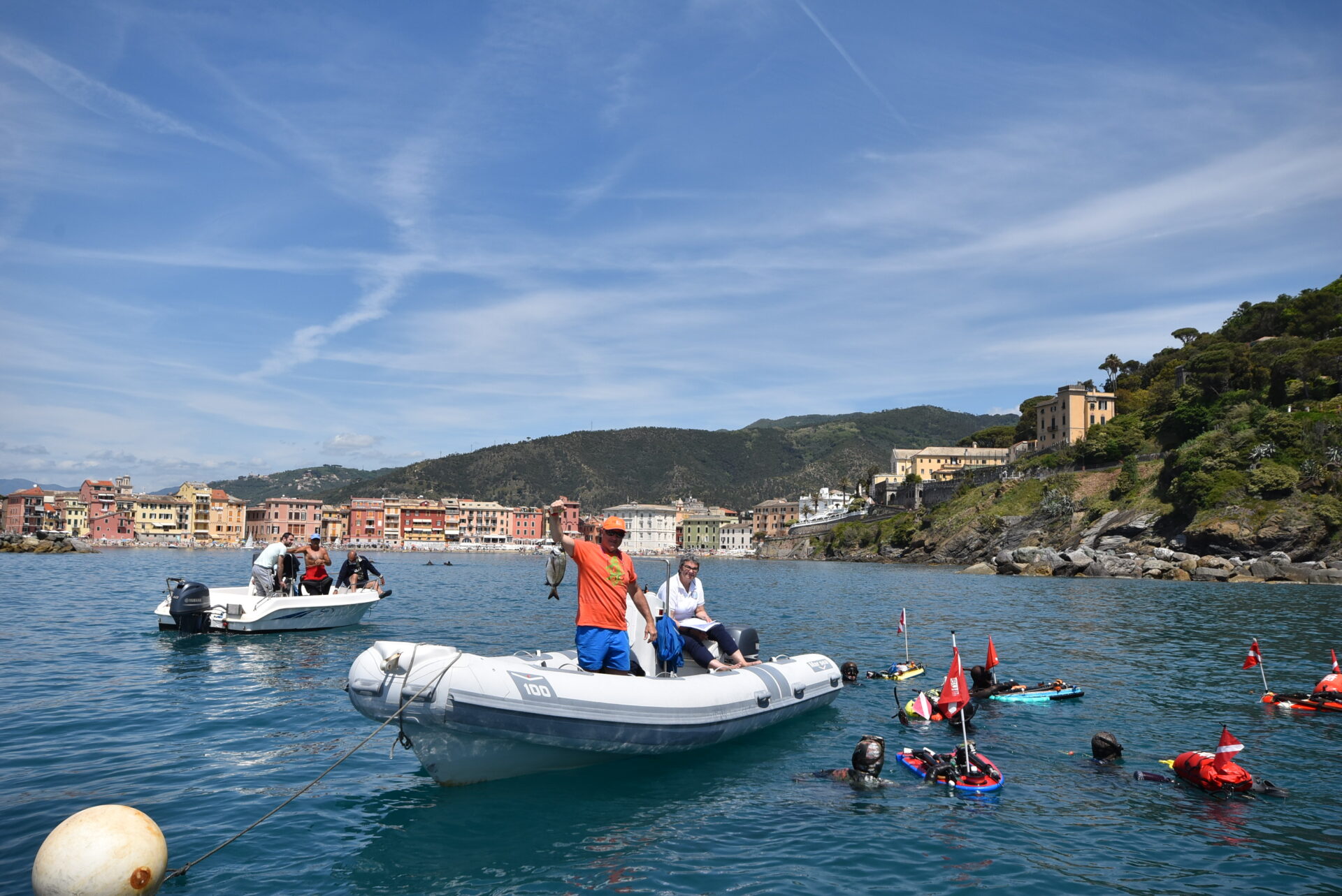 Sestri Levante, pesca subacquea in apnea - raccolta dei pesci a fine gara