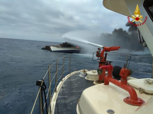 Un catamarano in fiamme affonda al largo di Civitavecchia: il video