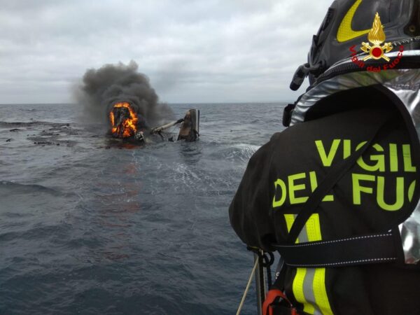 Catamarano affonda distrutto da un incendio