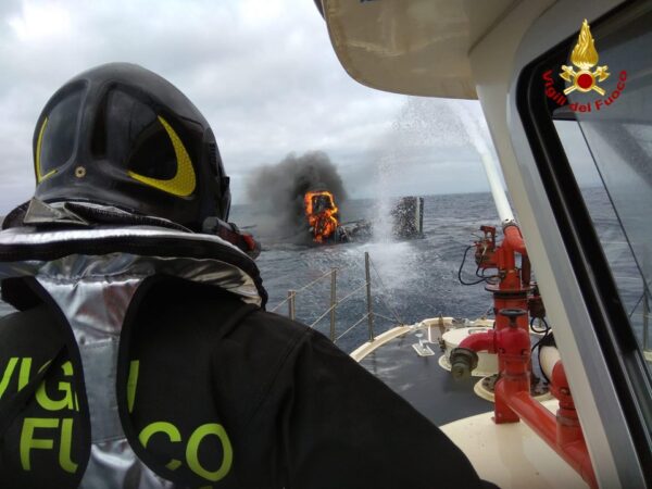 Un catamarano affonda dopo essere stato distrutto da un incendio