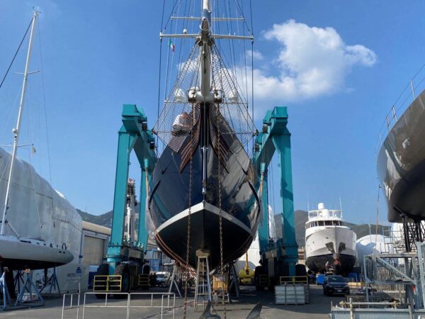 Il refit di una “regina del mare” da 52 metri ai Cantieri Navali Genovesi