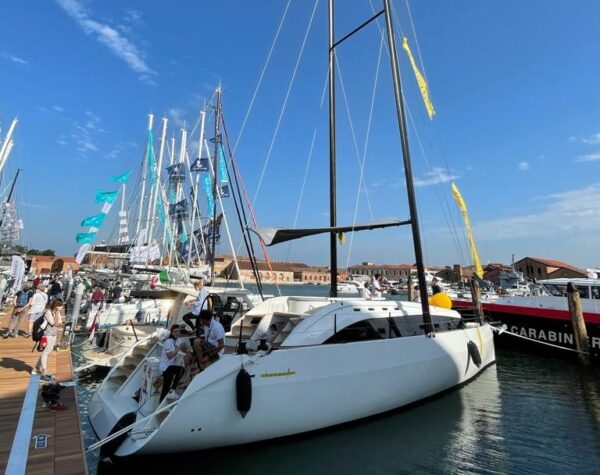 Al Salone di Venezia presentata Stramba, la barca a vela senza albero e senza boma